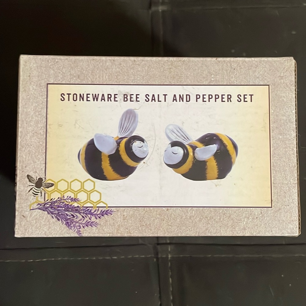 Cracker Barrel bee salt & pepper shakers—NIB